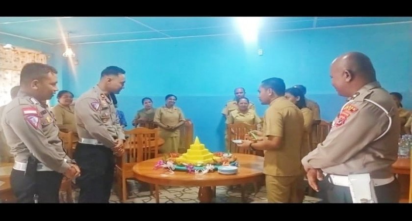 Kunker ke SMARTA, Kasat Lantas Polres TTU Ikut Potong Tumpeng